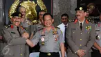 Kapolri Jenderal Pol Tito Karnavian (tengah) bersalam komando dengan Kepala Kepolisian Arab Saudi General Othman bin Nasser Al Mehrej di Jakarta, Selasa (18/4). Pertemuan untuk menindaklanjuti nota kesepahaman. (Liputan6.com/Helmi Fithriansyah)