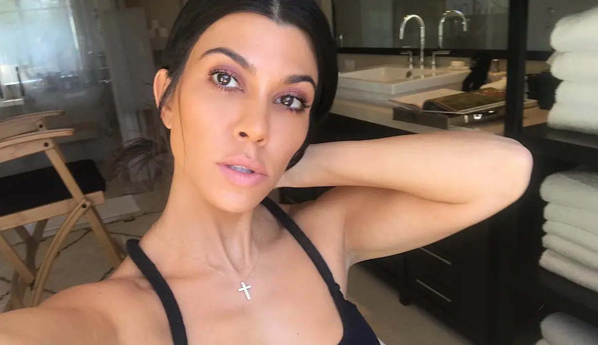 Sikap Younes membuat Kourtney berfikir bahwa ia sangat tidak dewasa. (instagram/kourtneykardash)