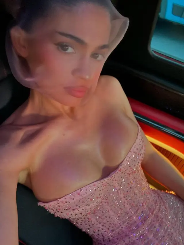 Kylie Jenner Kenakan Dress Korset Pink di Paris Fashion Week. [@kyliejenner]