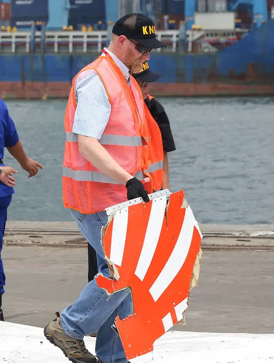 Petugas KNKT memisahkan serpihan pesawat Lion Air JT 610 dari tumpukan barang temuan di Pelabuhan JICT 2, Jakarta, Kamis (1/11). Pemisahan dilakukan untuk pengecekan dan identifikasi. (Liputan6.com/Helmi Fithriansyah)