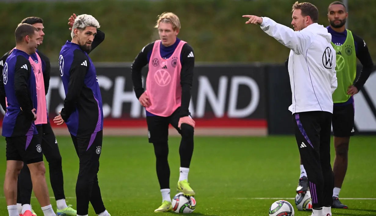 Pelatih tim nasional Jerman, Julian Nagelsmann (kedua kanan) melakukan sejumlah perubahan dan merotasi beberapa pemain. (Kirill KUDRYAVTSEV/AFP)
