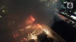 Foto udara memperlihatkan kebakaran Gedung Kejaksaan Agung Republik Indonesia pada Sabtu (22/8/2020). Lebih dari 20 unit mobil pemadam kebakaran dikerahkan untuk menjinakkan si jago merah di Jalan Sultan Hasanuddin Dalam, Kebayoran Baru, Jakarta Selatan tersebut. (Liputan6.com/Herman Zakharia)