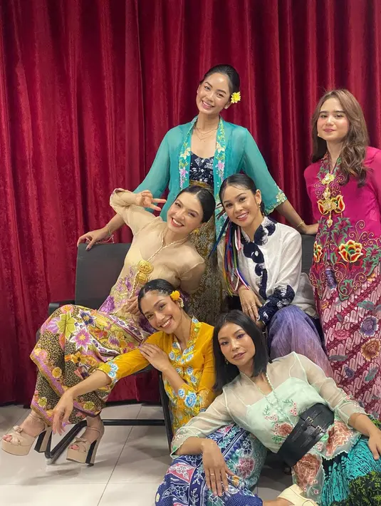 Raline Shah tampil tak kalah memesona. Ia memilih mengenakan kebaya kuning semi transparan dengan aksen bordir flora berwarna ungu, dipadu dengan kain batik bermotif dan bernuansa serasi. Raline tampil anggun mengenakan selop berwarna emas. [Foto: Instagram/raniaayamin]