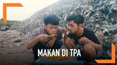 Dua pria rela makan besar atau mukbang di tempat pembuangan akhir di Antang, Makassar. Padahal banyaknya sampah dapat mengganggu pernafasan kita. Belum lagi kotornya. Tapi, pria ini tetap nekat makan di sana demi mendapatkan subscriber dan viewers di...