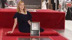 Aktris Laura Linney tersenyum sambil berrpose dengan bintang barunya selama Upacara Hollywood Walk of Fame di Los Angeles, California (25/7/2022). Laura Linney mengatakan bahwa bahkan setelah 30 tahun di industri hiburan dia masih "diam-diam terpana dan tidak begitu tenang" setiap hari. (AP Photo/Damian Dovarganes)