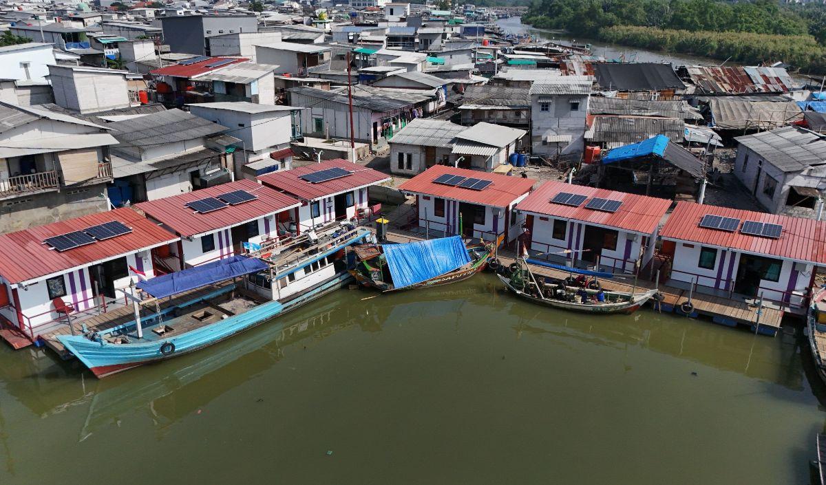 Menteri Pertahanan (Menhan) Prabowo Subianto memberikan bantuan rumah apung dan rumah panggung kepada warga kampung nelayan di Muara Angke, Jakarta Utara, Sabtu (13/4).<br>
