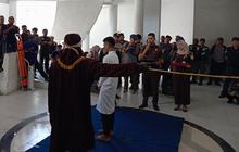 Penampakan 2 Pria Terpidana Kasus Gay di Aceh Jalani Hukuman Cambuk 82 Kali di Muka Umum