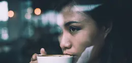 Kopi mungkin jadi minuman favorit yang menenangkan, tetapi kamu harus waspada karena terlalu banyak kafein bisa memicu lonjakan kortisol dalam tubuh. (Foto dok: Freepik/jcomp).