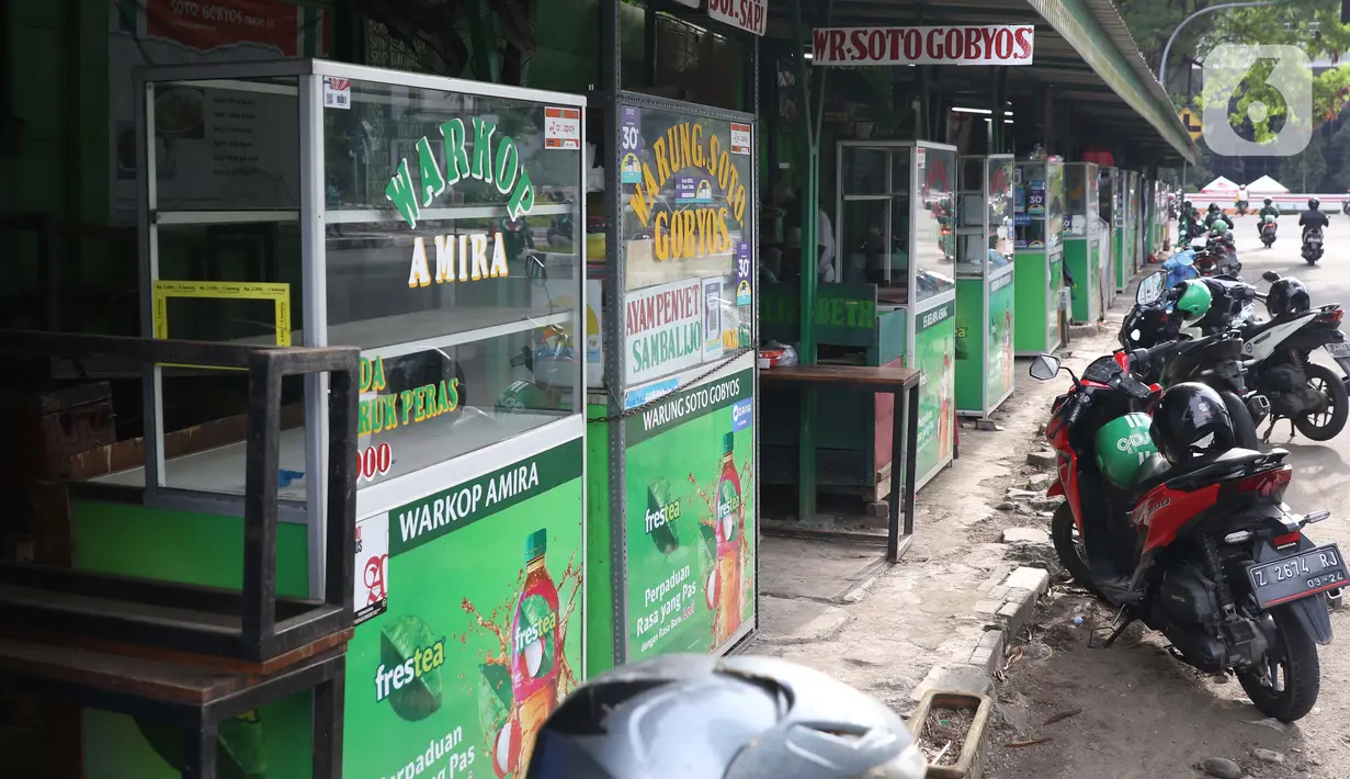 Suasana warung kaki lima yang tutup di kawasan Kuningan, Jakarta, Kamis (2/4/2020). Minimnya aktivitas perkantoran di Jakarta akibat pandemi COVID-19 membuat sejumlah pedagang warung kaki lima memilih untuk menutup dagangannya karena sepi pembeli. (Liputan6.com/Helmi Fithriansyah)