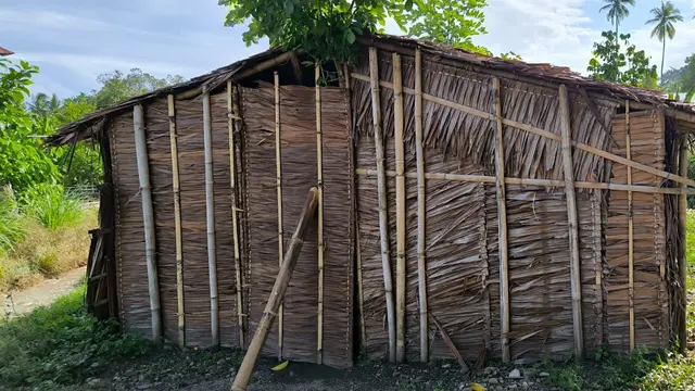 Gubuk tempat tinggal wanita Suku Naulu dan bayi yang baru dilahirkan