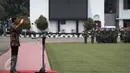 Presiden Joko Widodo menjadi inspektur upacara apel di lapangan utama Mabes TNI AD, Jakarta, Senin (7/11). Sebanyak 2.185 prajurit TNI AL, TNI AD dan TNI AU berkumpul mendengar langsung pengarahan dari Presiden. (Liputan6.com/Faizal Fanani)