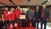 KBRI Istanbul memfasilitasi diaspora Indonesia untuk menyerahkan bantuan untuk korban gempa Turki ke Bulan Sabit Merah. (Dokumentasi KBRI Istanbul).