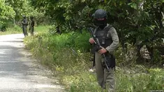  Kepolisian Daerah Sulawesi Tengah mengonfirmasi telah terjadi baku tembak antara aparat gabungan TNI/Polri di Poso dengan kelompok radikal Mujahidin Indonesia Timur (MIT) pimpinan Santoso.