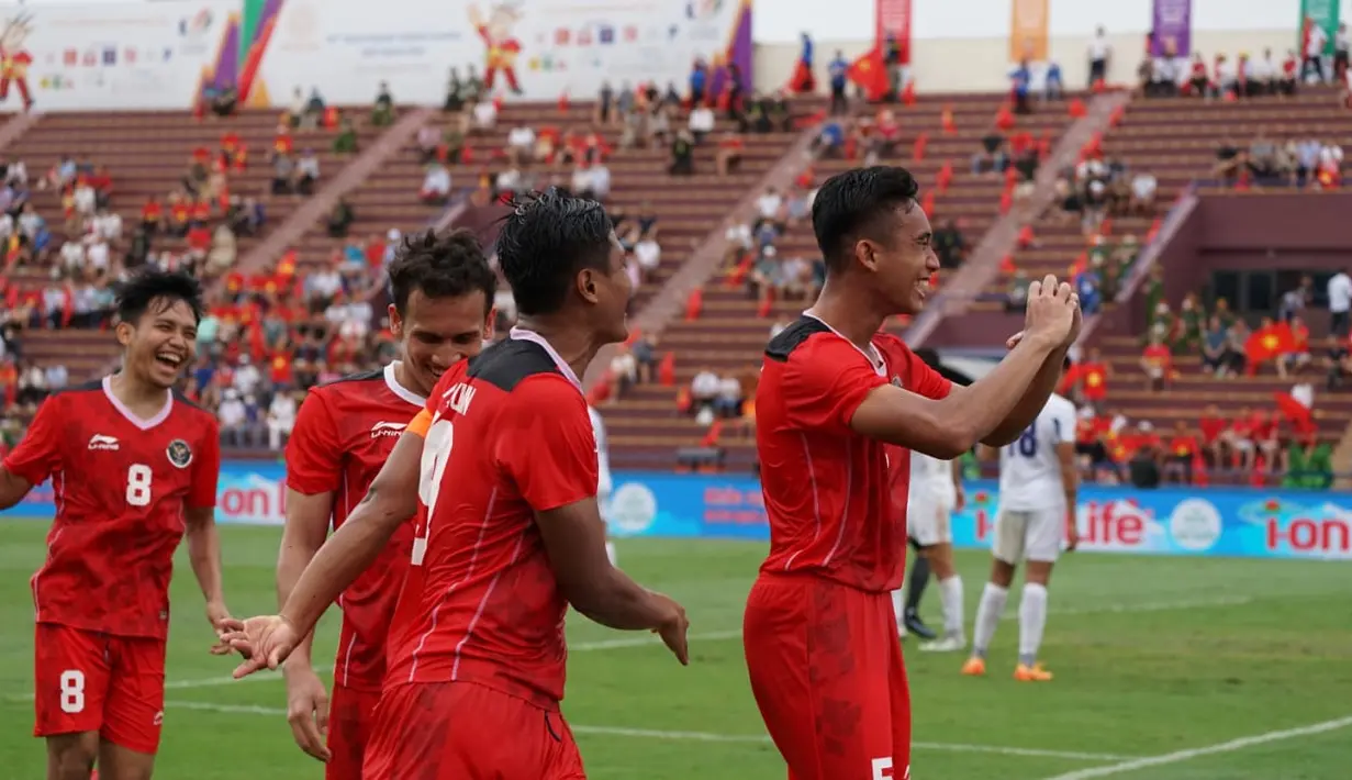 Bek Timnas Indonesia U-23, Rizky Ridho (kanan) berselebrasi usai mencetak gol ke gawang Filipina pada laga lanjutan Grup A SEA Games 2021 di Stadion Viet Tri, Phu Tho, Vietnam, Jumat (13/05/2022). Indonesia menang telak atas Filipina 4-0. (Foto Dokumentasi PSSI)