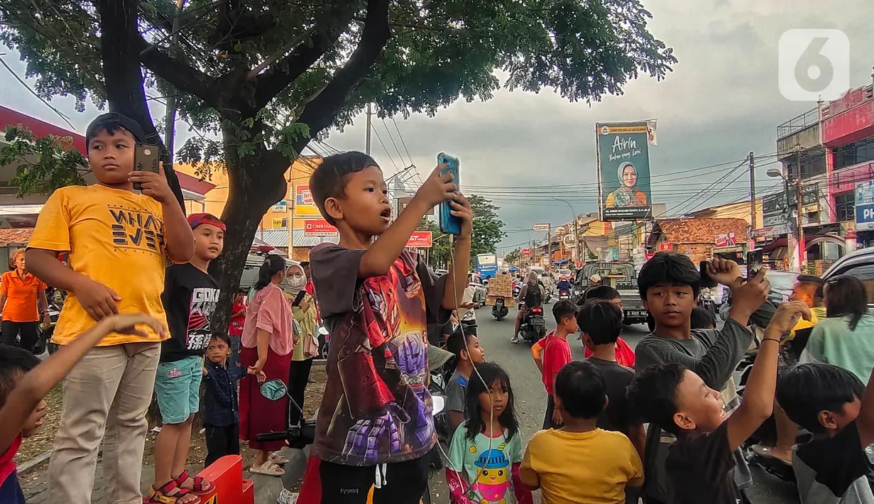 Saat ini fenomena suara klakson dari multi corong terompet itu kembali marak lagi, hanya saja yang terbaru ini dikenal dengan nama Klakson Basuri. (Liputan6.com/Angga Yuniar)