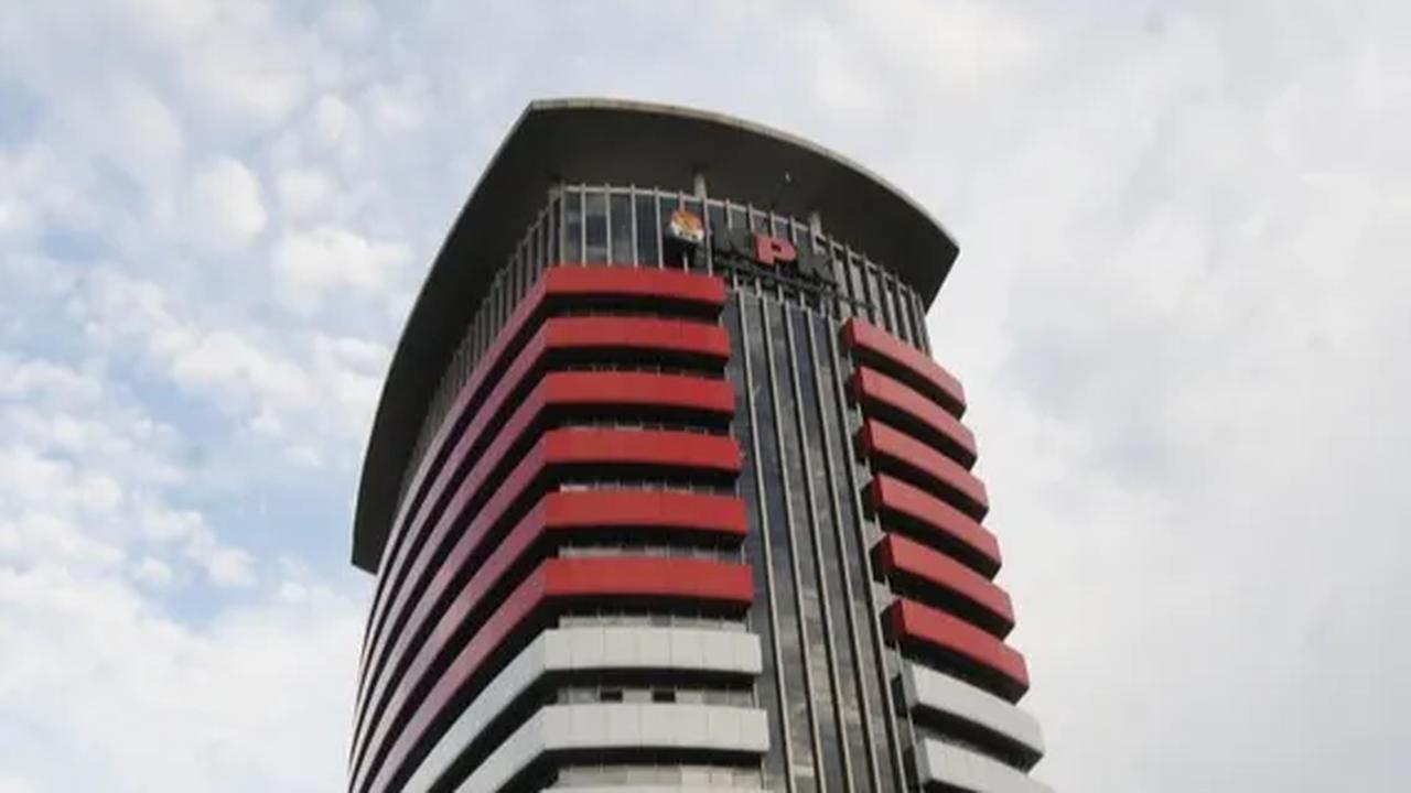 KPK menyatakan, meski rumah tersebut sudah disita oleh tim penyidik, namun rumah tersebut belum bisa dirampas sebelum adanya putusan dari pengadilan. Oleh karena itu, rumah yang disita dalam proses penyidikan masih bisa ditempati oleh penghuni.