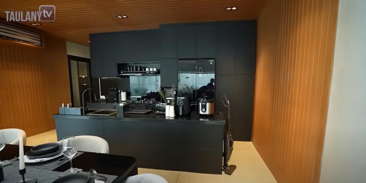 6 Potret Dapur Desta yang Menyatu dengan Ruang Keluarga, Peralatan Serba Modern - Ruang Makan Tersembunyi
