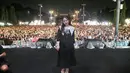 Tampilan manis Bernadya di KLBB 2025, dapat hadiah manis dari penggemar.