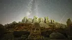Patung-patung kuno terlihat saat hujan meteor Perseid di puncak Gunung Nemrut di tenggara Turki,Senin, 12 Agustus 2024. (AP Photo/Emrah Gurel)