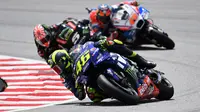 Aksi pembalap Movistar Yamaha, Valentino Rossi pada balapan MotoGP Malaysia 2018 di Sirkuit Sepang. (Mohd RASFAN / AFP)