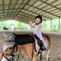 Kerennya, dia sudah bisa berani berkuda lho! Seperti ini dia potretnya [Instagram/guzelimalisyakieb]