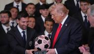 Lionel Messi bersama skuad Inter Miami bertemu dengan Presiden Amerika Serikat, Donald Trump, di Gedung Putih, Washington, D.C., Kamis (5/3/2026) waktu setempat. Pertemuan itu sebagai penghormatan kepada Inter Miami karena sukses menjuarai MLS Cup 2025. (AP Photo/Julia Demaree Nikhinson)