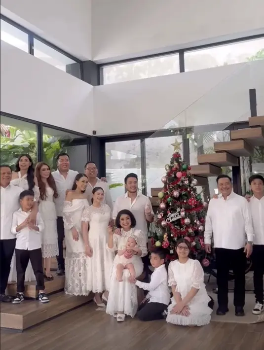 Terlihat nuansa hangat keluarga Jessica Mila begitu syahdu dan kompak.  [Foto: instagram/ Jessica Mila]