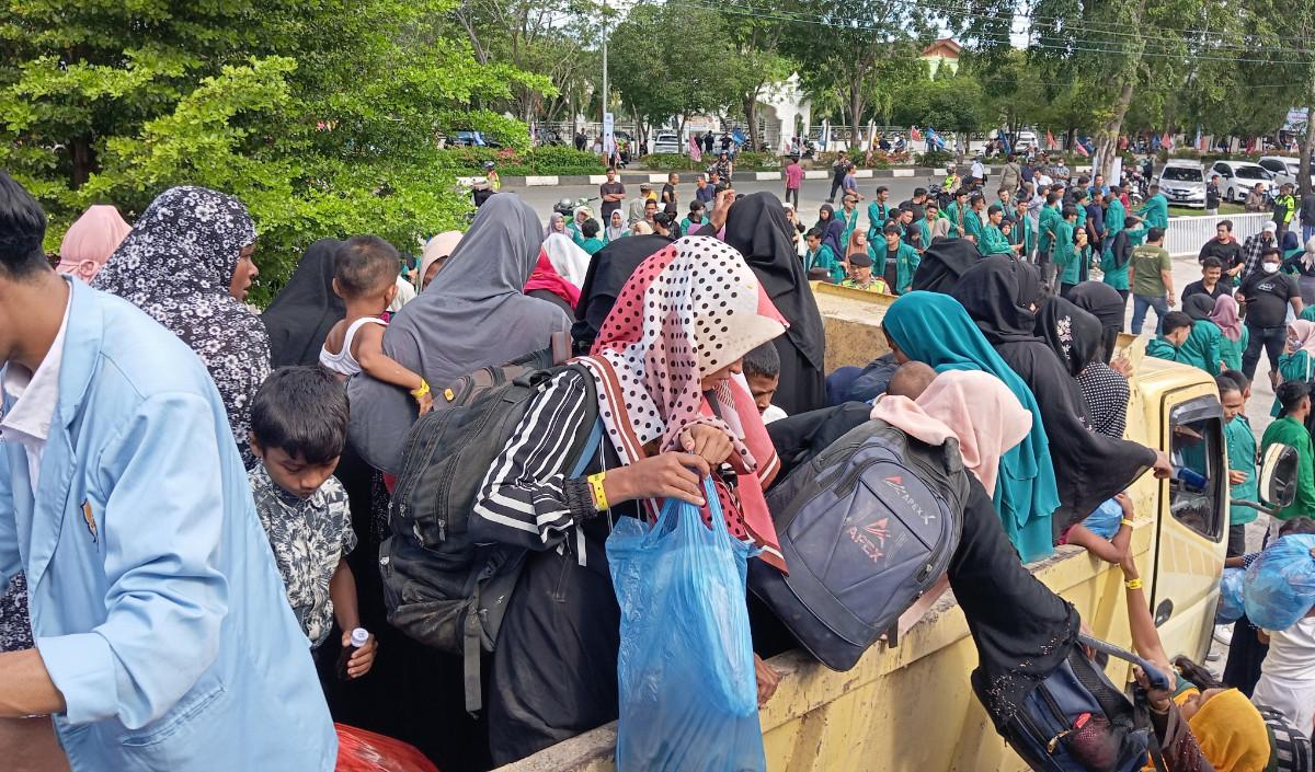 Pengungsi yang awalnya berada di halaman kantor makin tampak ketakutan.<br>