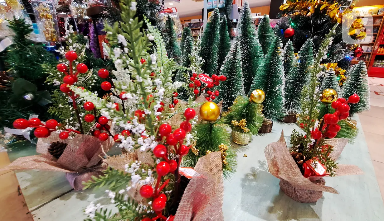 Pernak-pernik Natal dijual di salah satu toko di Pasar Baru, Jakarta, Selasa (13/12/2022). Dua pekan jelang perayaan Natal, penjualan pernak-pernik mulai terlihat di sejumlah toko di Jakarta, diskon bahkan diberikan untuk menarik perhatian pembeli seperti yang dilakukan toko di kawasan Pasar Baru ini. (Liputan6.com/Johan Tallo)