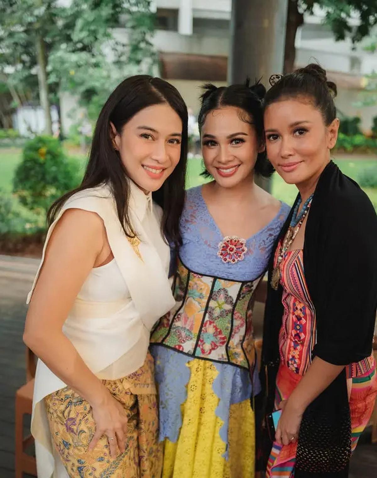 5 Foto Detail Kebaya Dian Sastrowardoyo, Tampil Simpel tapi Memikat di Hari Kebaya Nasional 2025