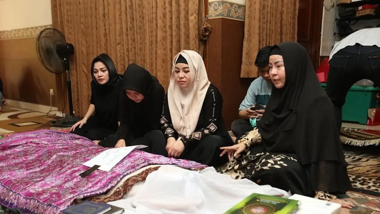 7 Momen Anisa Bahar saat Bertemu Jenazah Sang Bunda, Penuh Isak Tangis