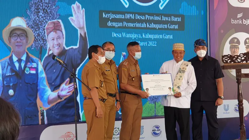 Wakil Gubernur Jawa Barat, Uu Ruzhanul Ulum mengajak seluruh pengelola Badan Usaha Milik Desa (BUMDes), mampu mengoptimakan fasilitas digital dalam mempromosikan produk hasil warga melalui Bumdes.