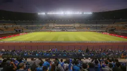 Sejumlah penonton duduk di tribun Stadion Utama Gelora Bandung Lautan Api (GBLA) menjelang laga pekan ketiga BRI Liga 1 2023/2024 antara Persib Bandung melawan Dewa United pada Jumat (14/07/2023). (Bola.com/Bagaskara Lazuardi)