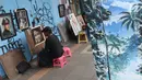 Pelukis beraktivitasdi trotoar jalan Pintu Besar Selatan Kawasan Kota Tua Jakarta, Rabu (23/1). Sejak diluncurkan Oktober tahun lalu, Street Gallery Art diharapkan bisa meningkatkan jumlah wisatawan ke Kota Tua Jakarta. (Liputan6.com/Helmi Fithriansyah)