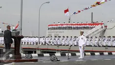 Menteri Pertahanan Ryamizard Ryacudu memimpin upacara di Kompleks Satuan I Koarmabar Pondok Dayung, Tanjung Priok, Jakarta, Jumat (7/4). Kehadiran Ryamizard untuk meresmikan KRI Raden Eddy Martadinata 331. (Liputan6.com)