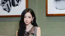 Karina Aespa tampil dengan super atraktif dengan sheer sleevless top dengan detial black floral dan Prada buckle small leather bag dengan aksentuasi belt. / Foto dok: Prada.