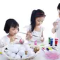 Anak-anak bermain dengan pakaian putih. (Shutterstock/Creativa Images)