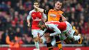 Pemain Arsenal, Theo Walcott (kanan), dilanggar pemain Hull City, Shaun Maloney dalam putaran kelima Piala FA Inggris di Stadion Emirates, London, Inggris, Sabtu (20/2/2016). (Reuters/Hannah McKay)