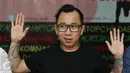Kiki Mirano memberikan keterangan pers saat memenuhi panggilan Komnas Perlindungan Anak, Jakarta, Kamis (28/4). Pemanggilan Kiki Mirano untuk memberikan penjelasan terkait laporan istrinya, Sheila Marcia beberapa waktu lalu. (Liputan6.com/Herman Zakharia)