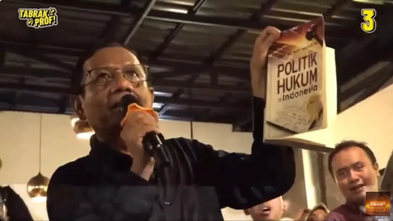 Usai melakukan tanya jawab dengan pendukungnya dalam acara Tabrak Prof!, Calon Wakil Presiden (cawapres) nomor urut 03 Mahfud Md menandatangi buku karya miliknya yang dibawa peserta yang hadir di Semarang, Jawa Tengah, Selasa (23/1/2024).