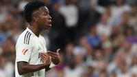Penyerang Real Madrid asal Brasil #07, Vinicius Junior, bereaksi terhadap pergantian pemain dalam pertandingan Liga Spanyol antara Real Madrid CF dan FC Barcelona di Stadion Santiago Bernabeu, Madrid, pada 26 Oktober 2025. (Oscar DEL POZO/AFP)