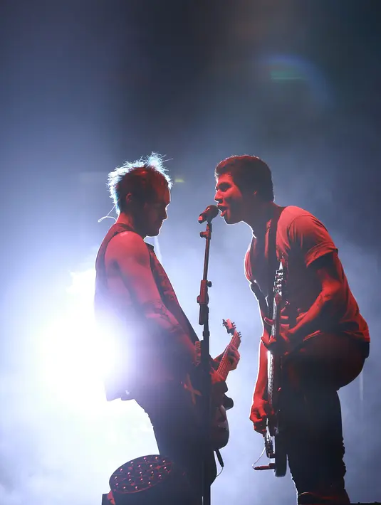 Beberapa lagu hits dibawakan untuk menghibur fans setianya seperti ‘Everybody, Disconnected, Don't Stop, Heartache, Castaway, Waste The Night, Jet Black Heart, Amnesia, Beside You’ dan masih banyak lagi. (Galih W. Satria/Bintang.com)