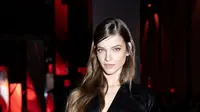 Kembali ke Runway 6 Minggu Usai Lahiran, Barbara Palvin Ungkap Dukungan Orang Terdekat