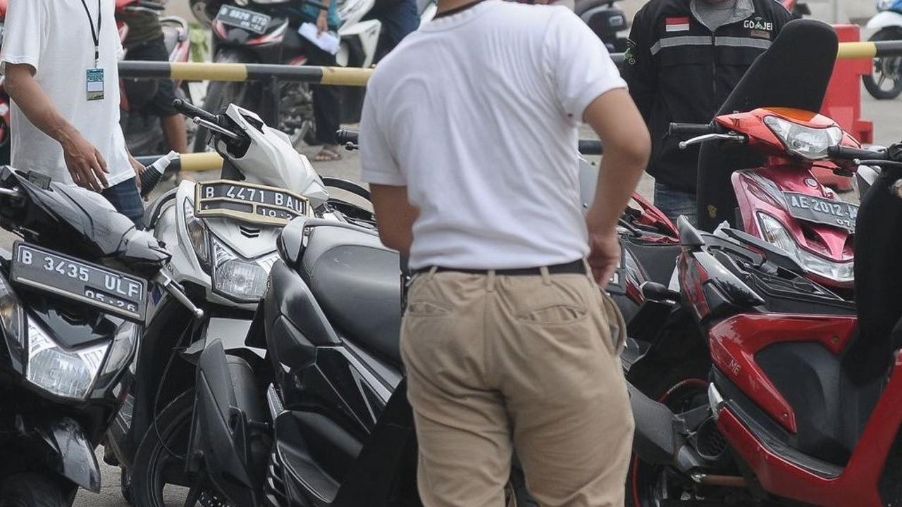 Deretan sepeda motor pemudik saat menunggu diperiksa petugas sebelum dilakukan penempelan stiker nomor urut di Terminal Pulogadung, Jakarta, Selasa (2/4/2024). Foto: merdeka.com / Imam Buhori