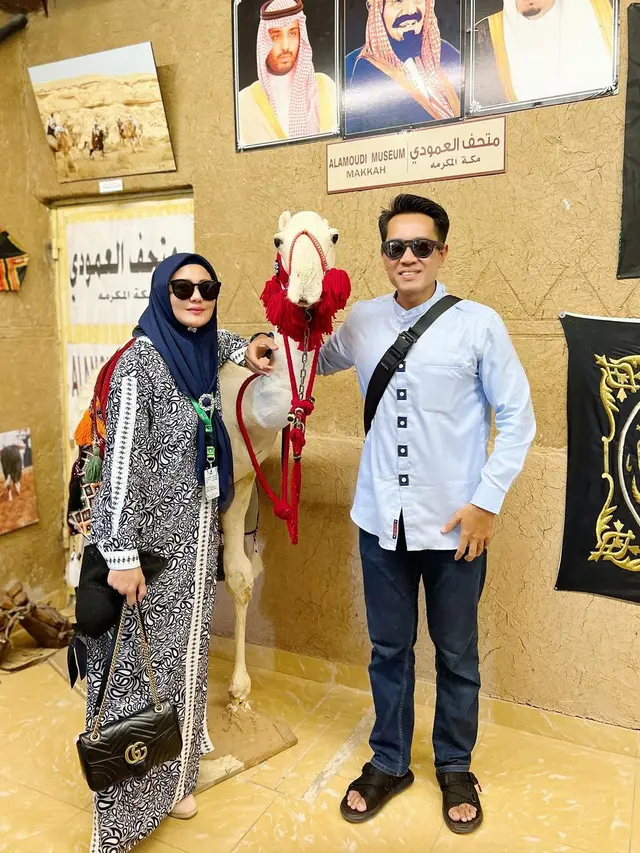 Seru Main Ke Museum, Ini 7 Potret Juliana Moechtar dan Suami saat di Mekah