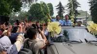 Bakal calon presiden (capres) Prabowo Subianto dan bakal calon wakil presiden (cawapres) Gibran Rakabuming memilih naik kendaraan taktis Maung dari Taman Suropati Menteng menjuju Komisi Pemilihan Umum (KPU). (Liputan6.com/Delvira Hutabarat)