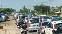 Banyaknya pemudik yang menerobos jalur berlawanan arah (contraflow) di Cirebon. (Liputan6.com/Panji Prayitno)