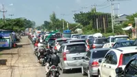 Pintu Palikanci Macet Panjang, Pemudik Nekat Lawan Arah