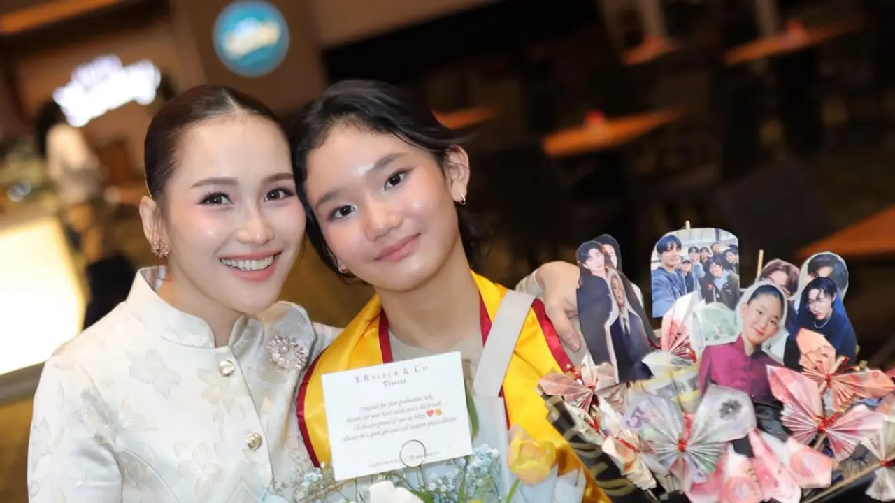 Ayu Ting Ting saat Hadir Wisuda Bilqis yang Lulus SD. [@ayutingting92]