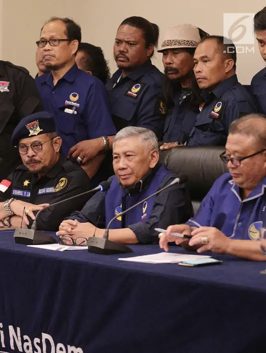 Ketua DPP Partai Nasdem Syahrul Yasin Limpo (dua kiri), Ketua Bapilu Partai NasDem, Effendy Choirie (tiga kiri) memberikan pernyataan sikap terkait  fitnah Rizal Ramli kepada Ketum Partai Nasdem di Jakarta, Selasa (11/9). (Liputan6.com/ Faizal Fanani)
